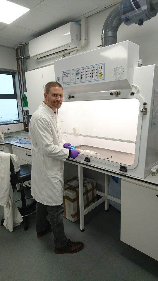 Andrew working in the CEH Lancaster lab